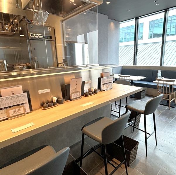 当店では、全国各地の日本酒を取り揃えております！プライベートな宴会やお仕事帰りのサク飲みにも最適なお店です。日本酒がお好きな方には、当店がおすすめです！日頃の疲れをおいしいお酒で癒し、心地よくリフレッシュしましょう♪ぜひお気軽に立ち寄っていただき、日本酒と当店自慢の料理をゆっくりとお楽しみください。