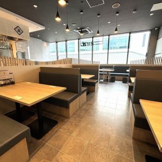 BOXタイプのソファー席はプライベート空間を大切に致します。当店は心地よい雰囲気が漂っており、ゆったりと過ごすことが出来ます。