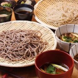 兩人用大漏勺