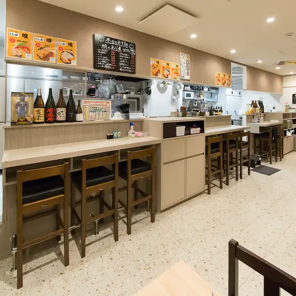 【いつでも気軽に◎】店内にはお一人様でもふらっと立ち寄りやすいカウンター席を8席完備しております。リラックスして食事を楽しめるため、仕事終わりのサク飲みやカジュアルなデートにも最適です。英語メニューもあるため海外からの観光客も安心して過ごせます。美味しいお酒と逸品料理を落ち着いた空間でご堪能ください!