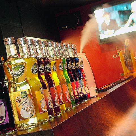 A hideaway space for adults, with rows of liquor bottles! We also offer a variety of courses, so we welcome groups and special occasions such as birthdays and anniversaries! We also recommend it for a quick drink after work.