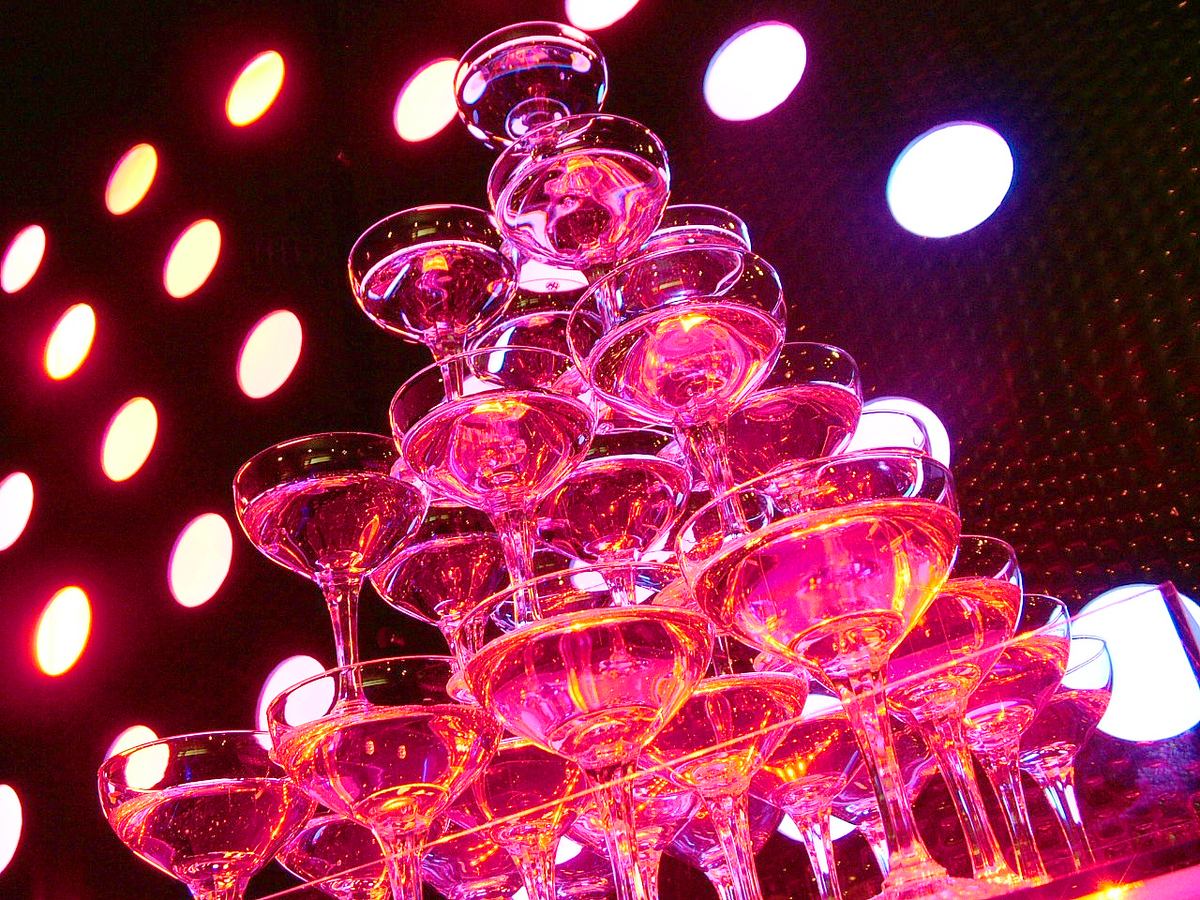 Up to 30 people! Includes 19 free perks including a champagne tower. 2 hours: 3,500 yen / 2.5 hours: 4,000 yen