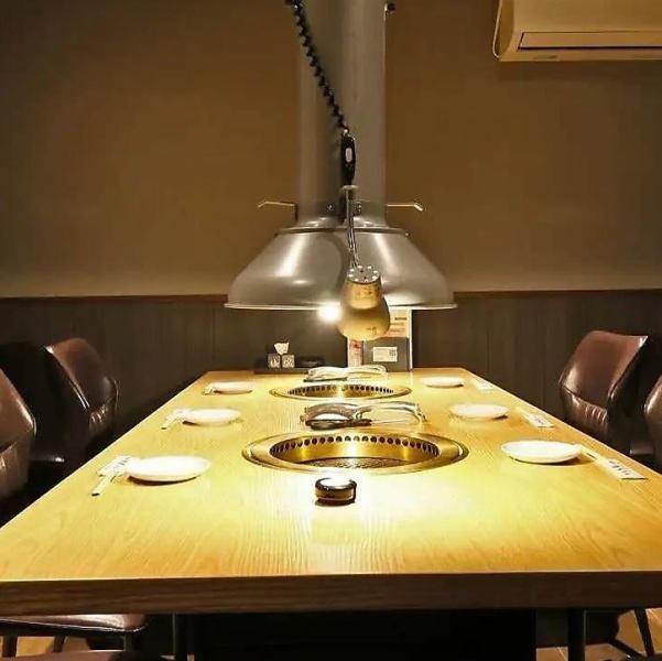 【프라이빗 공간에서 특별한 한때를】 소중한 기념일이나 소인원의 연회에 최적인, 2~8명용의 완전 개인실을 준비하고 있습니다.차분한 분위기 속에서 마음껏 불고기를 즐길 수 있습니다.완전 개인실의 불고기 다이닝으로 특별한 한때를♪