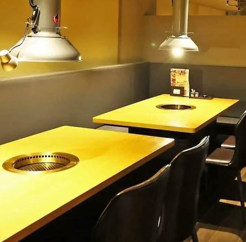 每个座位都安装了最新的排烟管道，确保良好的通风，防止烟雾弥漫。这里共有六张桌子供您放松休息。