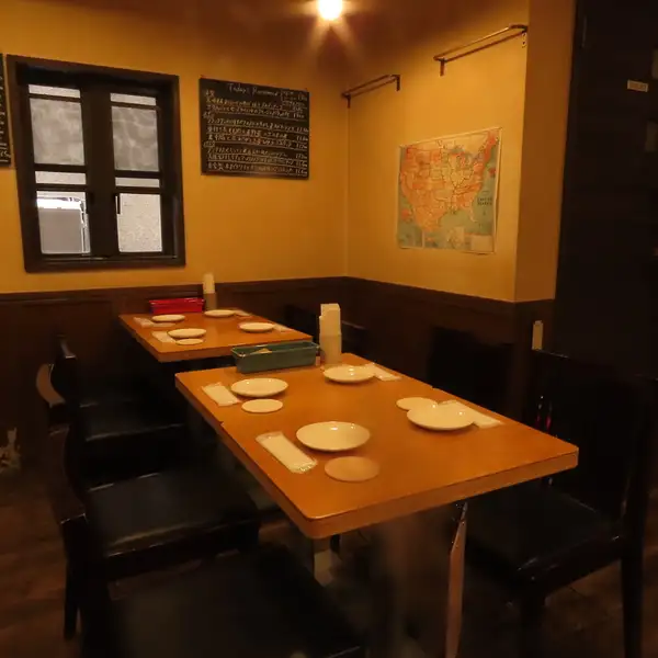 テーブルをご用意しております。ほどよい空間が食事や会話に集中できる心地よい雰囲気を演出しています。料理とワインに囲まれ、時間の流れを忘れる心地よいひと時を提供いたします♪駅徒歩1分の立地で集合もスムーズです。