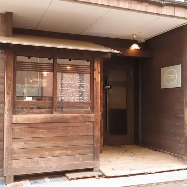 過ごしやすさを重視した店内♪アクセスの良さと居心地を兼ね備えています。お一人様、お仕事仲間など幅広く対応できるようカウンター席とテーブルをご用意しております。サービスも細やか★駅から徒歩1分というアクセスの良さが魅力のポイントです。