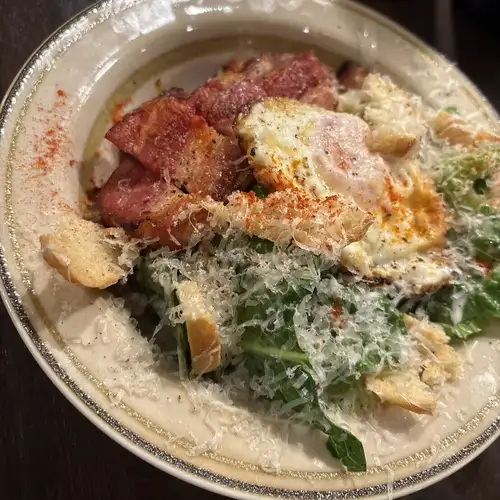 鎌倉ベーコンと目玉焼きのシーザーサラダ