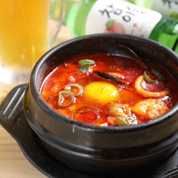 [Signature menu item!] You can choose the level of spiciness, so even those who don't like spicy food can rest assured ◎ Sundubu (pure tofu) 1,300 yen (tax included)