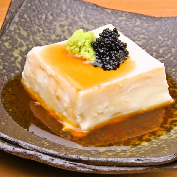 首先，您要在這裡吃的“生腐竹豆腐” 500日元是通過在京都一家歷史悠久的腐竹商店購買食材而製成的驕傲的寶石！