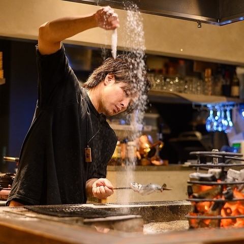 炭火の香ばしい匂いとダイナミックに焼き上げる様子は圧巻。
