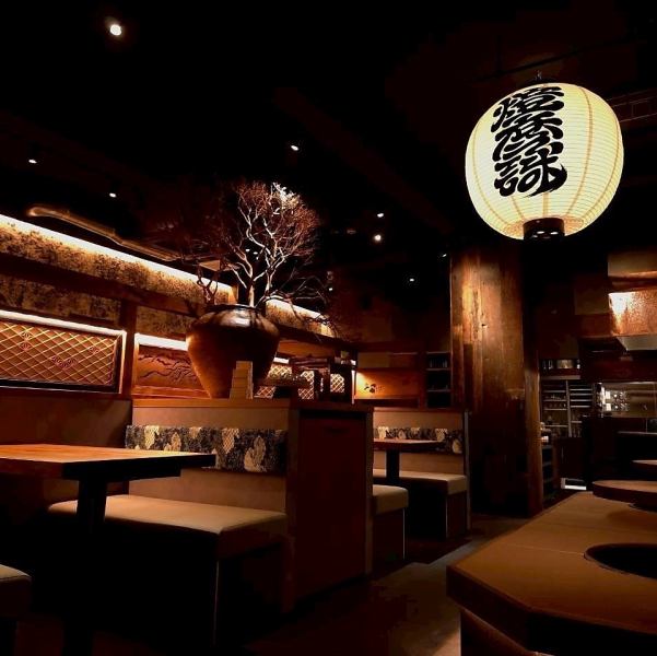 【グループでのご利用に便利なテーブル席もご用意】柔らかな照明が優しく包み込む店内には、グループでのご利用に最適なテーブル席を46席ご用意しております。洗練された和モダンな空間は、ご接待や親しいご友人との語らいなど、様々なシーンを品格豊かに演出いたします。隣席との間隔も広く、ゆったりとお寛ぎ頂けます。