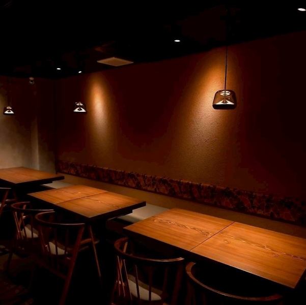 【うれしい半個室タイプ席も完備！】臨場感溢れるカウンター8席をはじめ、足を伸ばして寛げる掘りごたつ8席、どこか懐かしい小上がりちゃぶ台6席など、多彩なお席をご用意いたしました。少人数での心安らぐ贅沢なお食事に相応しい、風情あるプライベート空間です。専用の喫煙室も完備しており、快適にお過ごし頂けます。