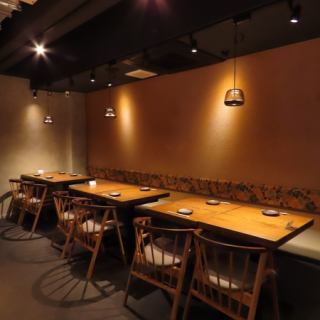 This table seating area for 6 people is perfect for entertaining clients or for banquets with a slightly larger group.Our spacious and comfortable seating creates a refined and tranquil atmosphere.It can be used for a wide range of occasions, from casual gatherings with close friends to important business meetings.Immerse yourself in a traditional Japanese atmosphere and fully enjoy seasonal delicacies and fine sake.