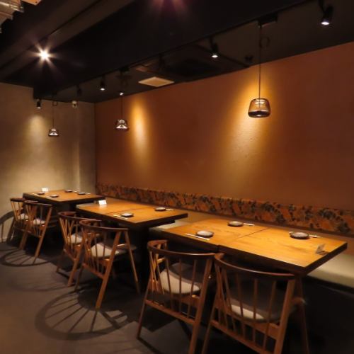 This table seating area for 6 people is perfect for entertaining clients or for banquets with a slightly larger group.Our spacious and comfortable seating creates a refined and tranquil atmosphere.It can be used for a wide range of occasions, from casual gatherings with close friends to important business meetings.Immerse yourself in a traditional Japanese atmosphere and fully enjoy seasonal delicacies and fine sake.