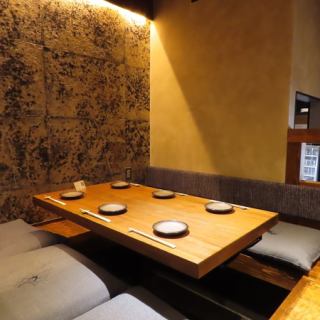 We have a sunken seating area for four where you can take off your shoes, stretch your legs, and relax to your heart's content.With its elegant design that evokes a sense of Japanese warmth, it's a place where you can relax even during long stays.Please feel free to use our venue for girls' nights out, small gatherings with close friends, and other occasions.We promise you a wonderful evening in a comfortable and sophisticated Japanese-style space.