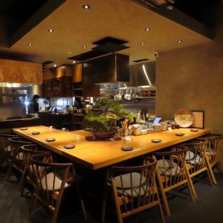 This elegant counter seating area has a sophisticated atmosphere, making it perfect for solo diners.These are prime seats where you can experience the artisans' handiwork and the cooking process right before your eyes.It's perfect for dates with your spouse or partner, or for a drink after work.Enjoy our signature dishes and fine wines to your heart's content while chatting with our staff.