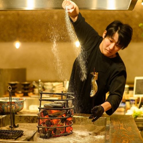 【当店の名物メニュー】炭火の香ばしい匂いとダイナミックに焼き上げる様子が食欲を刺激する◎炉端焼き各種