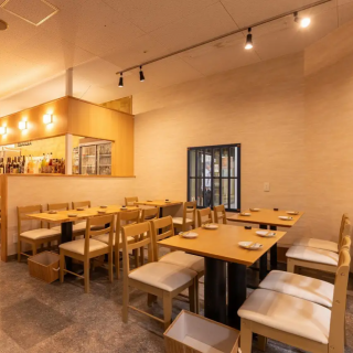 調理風景を眺めながらゆっくりお楽しみいただけるカウンター席です。店主との会話も弾みます☆3名掛け/4名掛けのカウンター席をご用意しております。仕事帰りのチョイ飲みやデート使いにもおすすめのお席です。お一人様でのご利用もどうぞ！