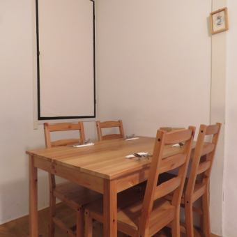 【테이블】4분이 이용하실 수 있는 테이블석.소인원수로의 식사나 여자회 등 다양한 장면에서 이용하실 수 있습니다♪