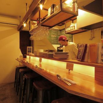 [1st floor] The counter has special seats★Perfect for a date or after work♪We also offer a wide variety of delicious wines that go well with your meals.