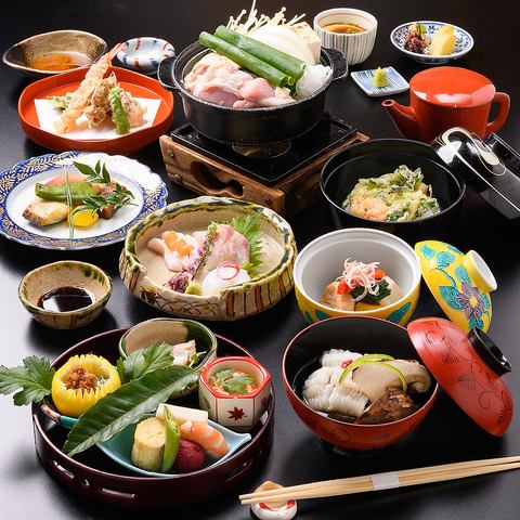 本マグロ、黒毛和牛など…。名物目白押しの贅沢コースをご用意。