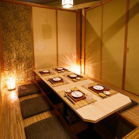 【２名様～７名様用の個室空間】お席は２名様、４名様、６名様用７名様用のお席を各種ご用意しております。お席を繋げて20名様以上の歓送迎会も対応可能です。人数のご相談はお気軽にお問い合わせください。