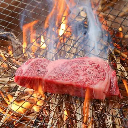 熟成肉を藁焼きで仕上げる