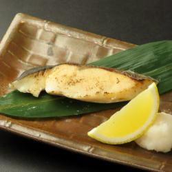 Sawara grilled over straw