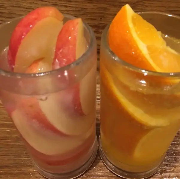 お仕事帰りに、かるーく餃子とビールはいかがですか？種類豊富な餃子とアラカルトをご用意しております！餃子に合うサワーも各種ご用意！フルーツがたっぷり入ったCHANJAのフルーツサワーはイチオシです♪