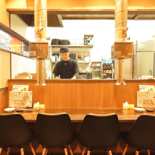 当店はお一人様大歓迎！カウンター席は一人焼肉にも◎。カウンター越しに見える、飲食店での経験20年以上の店長の手さばきに圧倒されるでしょう。お料理だけでなく、お酒も低価格のものを多く揃えているので、少し飲みたい時にフラッと立ち寄れます。デートに、ご友人同士、ご家族で、普段使いのご来店もお待ちしています☆