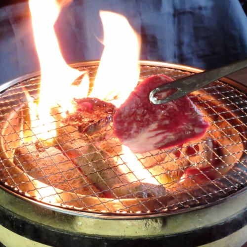 とろける但馬牛と新鮮なホルモンを炭火で香ばしく。