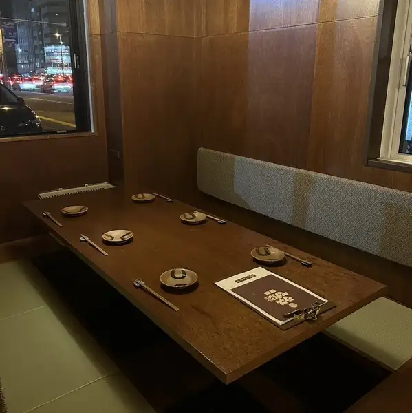 貸切は最大40名まで対応可能で会社宴会や大人数の集まりにぴったり◎広々とした空間で、落ち着いた雰囲気を保ちながらも賑やかな時間を過ごせます。テーブル席や掘りごたつ席を組み合わせ、人数やシーンに合わせたレイアウトが可能です。貸切のご相談はお気軽にお問い合わせください。