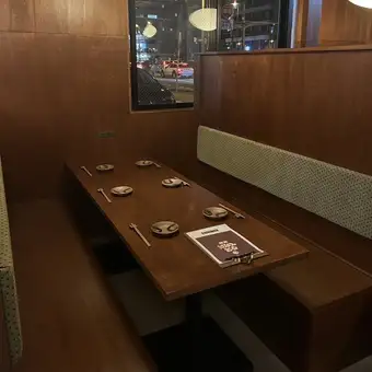 足を伸ばしてリラックスできるお座敷席をご用意しております。ご友人との飲み会やご家族連れなど、アットホームな雰囲気で和気あいあいとしたひとときに最適です。美味しいお料理を囲んで楽しい時間を。