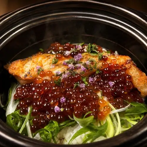 【銀鮭とイクラの土鍋ご飯】炊き立てふっくらご飯の絶品土鍋炊き◎素材の旨みをお楽しみください。
