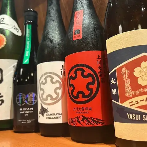【季節の味わいが堪能できる豊富なラインナップ】全国各地の日本酒や焼酎・ワインなどご用意。