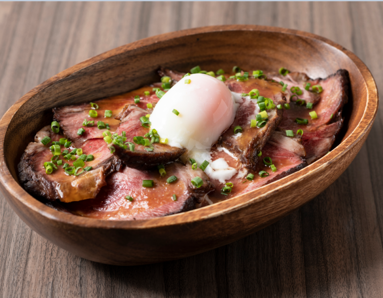 [Popular gem for both men and women!] Authentic bowl of meat-focused roast beef bowl 1000 yen (excluding tax)