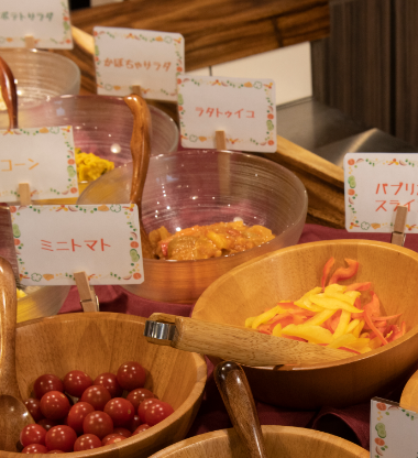 [仅限午餐!!]沙拉吧台，可以吃10种以上的蔬菜！300日元（不含税）