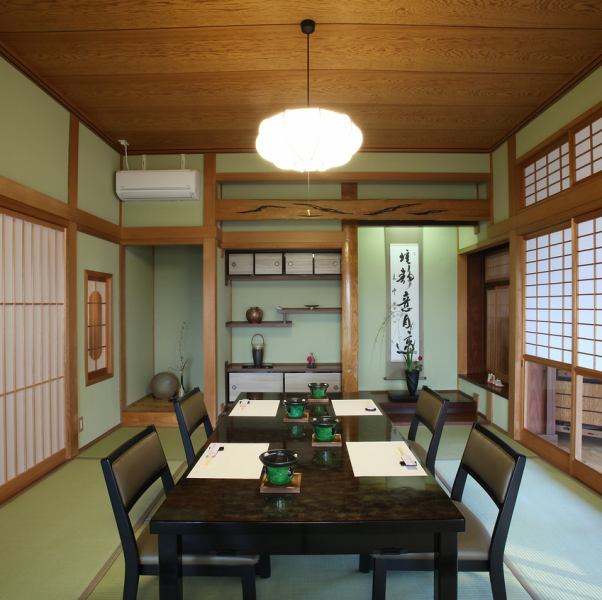 《전석 개인실이 되고 있습니다◎》 전석 완전 개인실이 매력입니다!침착한 일본식 공간 안에서, 느긋하게 고집의 요리를 즐길 수 있습니다.모든 좌석에서 일폭의 회화와 같은 사계절의 아름다운 파노라마를 바랄 수 있습니다 ◎ 계절마다 바뀌는 엄선한 인테리어도 필견입니다!
