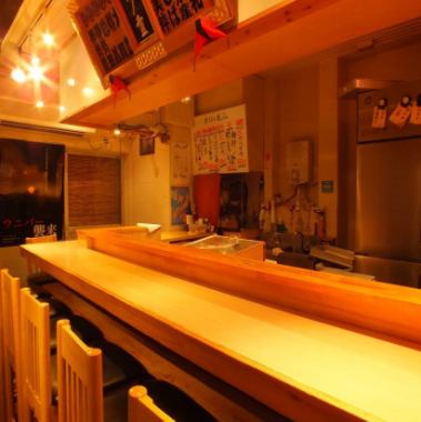 ■カウンター席全9席ございます■カウンターは、職人の丁寧な仕事ぶりが目の前で楽しめる特等席、板前との会話もお愉しみいただけます。お寿司と相性抜群な日本酒や焼酎も一緒にご賞味下さい。特に日本酒は常時20種類をご用意しておりますので、お料理に合う日本酒もおまかせください。
