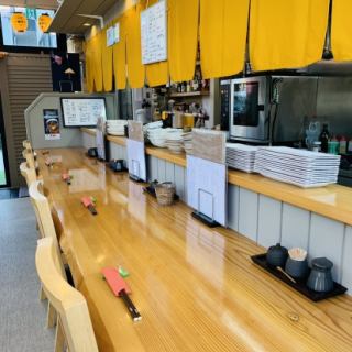 カウンター席は6席ご用意。お店の雰囲気、料理人との会話・手さばき、絶品お料理全てをお楽しみいただける特等席です。お仕事帰りのサク飲みやお酒無しでのお食事など様々なシーンでご利用ください。