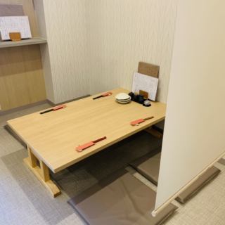 座敷席は4名様掛けのお席を5席完備。少人数～大人数まで幅広くご利用可能です。ゆったりしたお席でリラックスしながら、加賀蓮根と新鮮な海鮮を使用した絶品お料理・種類豊富なドリンクをお楽しみください。