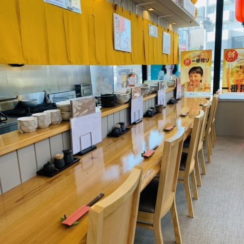 カウンター席は6席ご用意。お気軽にご利用ください。
