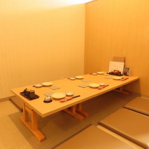 座敷席で6名でのご利用可能です。6名席なので広々とお席のご利用が可能となっております。暖色の照明で木の造りのお席は、落ち着いた雰囲気でお食事が可能となっております。様々な場面でのご利用が可能です！