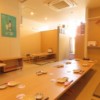 清潔感漂う空間で、おしゃれなひとときをお過ごし頂けます！テーブルを増やして10名様以上の団体でのご利用が可能です。10名様～座敷席の貸切が可能となっております。貸し切りは最大収容人数は18名となっております。是非ご宴会でご活用ください。
