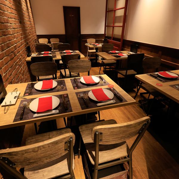 【団体様スペース最大54名様ご利用OK】シュラスコ&ビアサーバーを個室でお楽しみ下さい。小規模の宴会/職場の同僚と/お友達と/誕生日会/11月12月の忘年会などの利用に重宝します。目の前で提供するシュラスコ、樽生ビアサーバーは盛り上がること間違いなし。