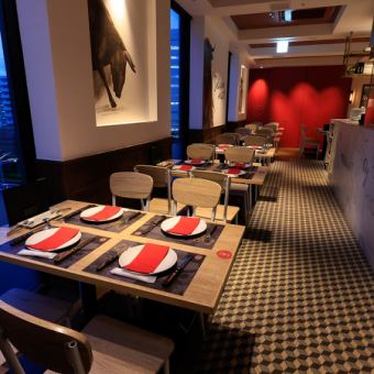 2名様~様々な人数でご利用可能な広々としたテーブル席をご用意しております。基本的には4人掛けのお席ですが、お席の移動も場合によっては可能です。お気軽にご相談ください♪