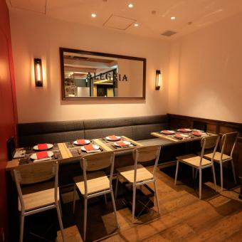 ゆったりくつろげるソファ席あり!お子様連れにも安心!最大10名様まで!