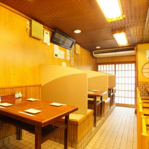 １階のテーブル席は４名様掛けテーブル。2名~4名様でご利用頂けます。