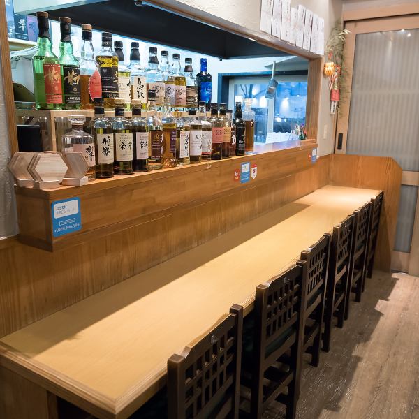 【お1人様～OK◎カウンター席】明るく温かみのある店内にカウンター席は6席。サブカウンターは2席を完備。カウンター席からは調理風景を楽しむことができ、食欲を一層と引き立てます。お仕事帰りのお食事やサク飲み、デートやご夫婦でのお食事など様々なシーンに対応しております。