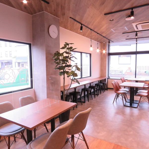 [Spacious and stylish interior] The stylish interior has a calm, wood-like atmosphere, and mainly has spacious table seats.There is a sofa seat on one side of the table, so you can relax and relax.We also have sound equipment and a projector available in the store.